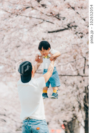 桜バックに子供を高い高いするお父さん 桜バックに子供を高い高いするお父さん 102632054