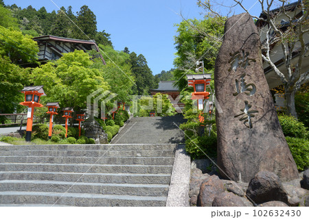 新緑の鞍馬寺 境内入口の石碑 京都市左京区 新緑の鞍馬寺 境内入口の石碑 京都市左京区 102632430