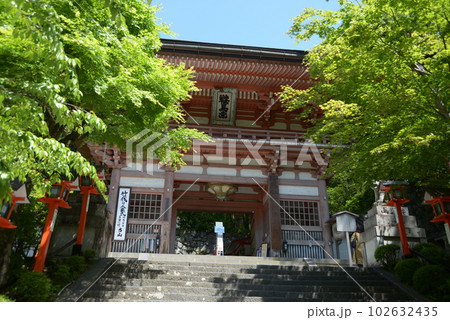 新緑の鞍馬寺　仁王門　京都市左京区 102632435