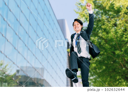 街を元気よく歩く日本人男性ビジネスマン 102632644