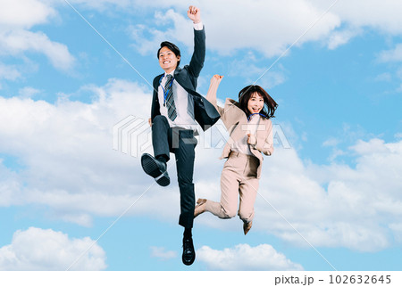 夏の青空にジャンプする男女の日本人ビジネスマン 102632645