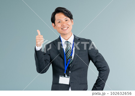 いいねのポーズをするカメラ目線の日本人男性ビジネスマン いいねのポーズをするカメラ目線の日本人男性ビジネスマン 102632656