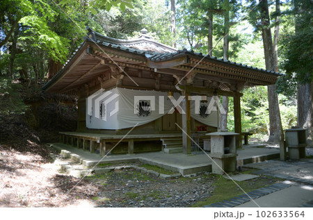新緑の鞍馬寺 僧正ガ谷不動堂 京都市左京区 新緑の鞍馬寺 僧正ガ谷不動堂 京都市左京区 102633564