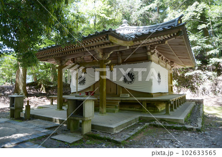 新緑の鞍馬寺　僧正ガ谷不動堂　京都市左京区 102633565