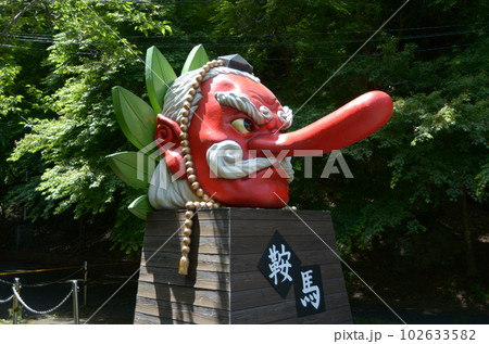 新緑の鞍馬寺　鞍馬駅前の天狗の面　京都市左京区 102633582