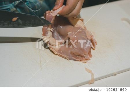 若鶏もも肉を切る 102634649