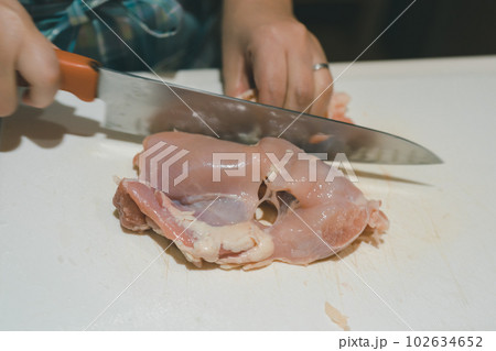 若鶏もも肉を切る 若鶏もも肉を切る 102634652