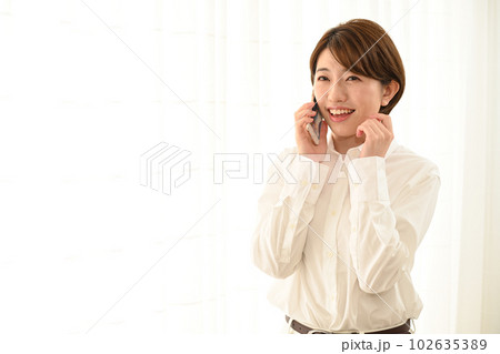 立って電話をする女性 立って電話をする女性 102635389