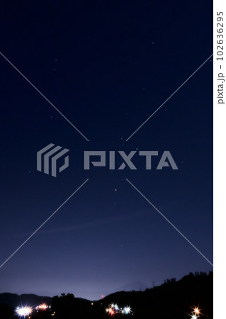 北杜市長坂町、うっすら見える富士の上にアンタレス（さそり座） 102636295