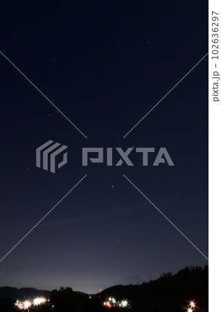 北杜市長坂町、うっすら見える富士の上にアンタレス（さそり座） 102636297