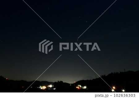 北杜市長坂町、うっすら見える富士の上にアンタレス（さそり座） 102636303