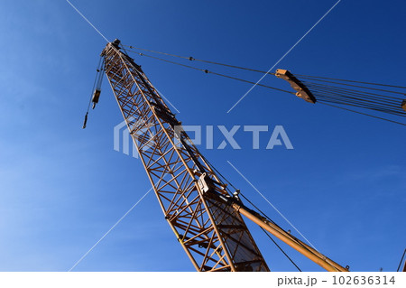 物を吊る産業用クレーン 102636314