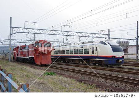 えちごトキめき鉄道 DE15ラッセル回送と特急しらゆき 102637797