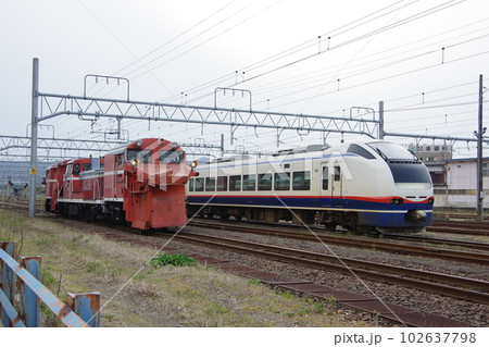 えちごトキめき鉄道 DE15ラッセル回送と特急しらゆき 102637798