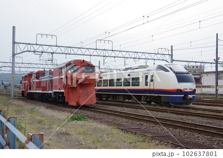 えちごトキめき鉄道 DE15ラッセル回送と特急しらゆき 102637801