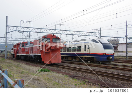 えちごトキめき鉄道 DE15ラッセル回送と特急しらゆき 102637803