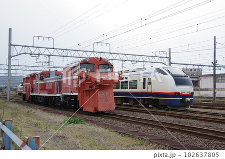 えちごトキめき鉄道 DE15ラッセル回送と特急しらゆき 102637805