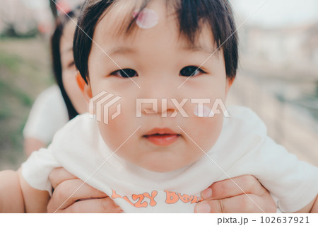 桜と1歳児 102637921
