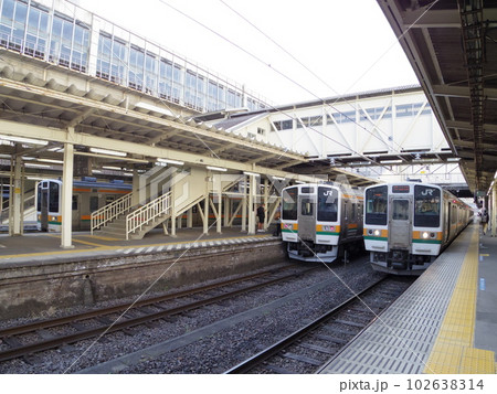 上越線 普通列車211系3並び 高崎駅 102638314