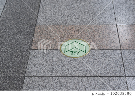 韓国_床にある非常口の案内 韓国_床にある非常口の案内 102638390