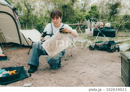 女性ソロキャンプでキャンプの準備をする 102639021