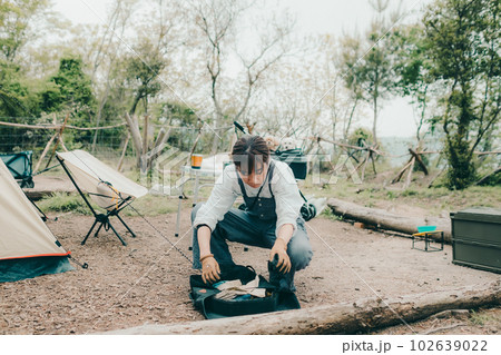 女性ソロキャンプでキャンプの準備をする 102639022