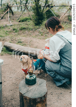 女性ソロキャンプで愛犬と戯れる 女性ソロキャンプで愛犬と戯れる 102639055