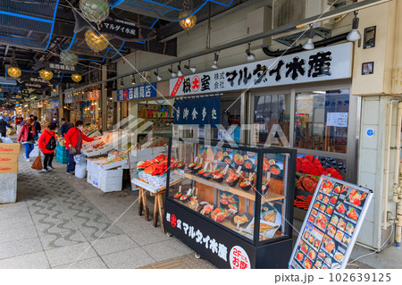 北海道　札幌市　鮮魚店が軒を連ねる二条市場 102639125