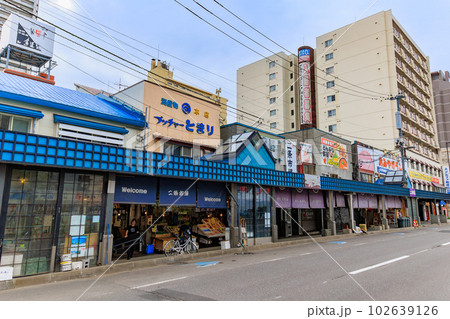 北海道　札幌市　鮮魚店が軒を連ねる二条市場 102639126