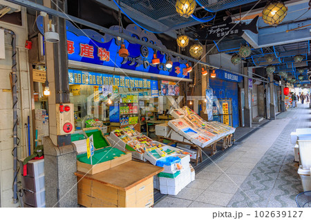 北海道　札幌市　鮮魚店が軒を連ねる二条市場 102639127