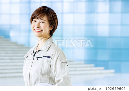 作業服の女性 作業服の女性 102639603