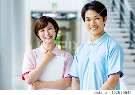 男女 介護士 男女 介護士 102639645