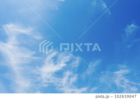 筋雲が浮かぶ爽やかな青空 102639847