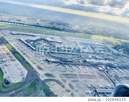 成田空港の全景　駐機場と滑走路 102640178