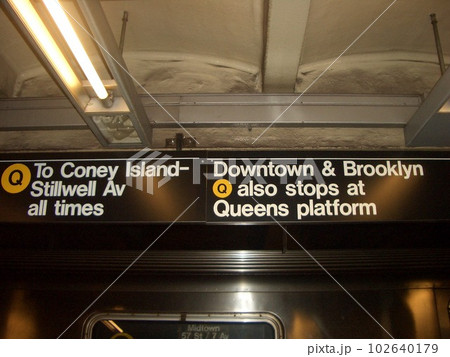 ニューヨークの地下鉄の案内板 102640179