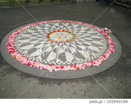 セントラルパークのストロベリー・フィールズ セントラルパークのストロベリー・フィールズ 102640198