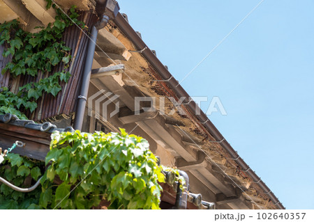 老朽化した住宅　特定空家　倒壊の危険性 102640357