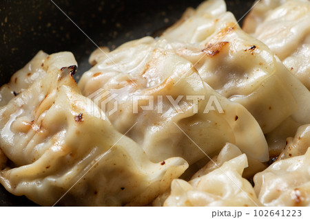焼き餃子(ぎょうざ)をフライパンで温め直す。 102641223
