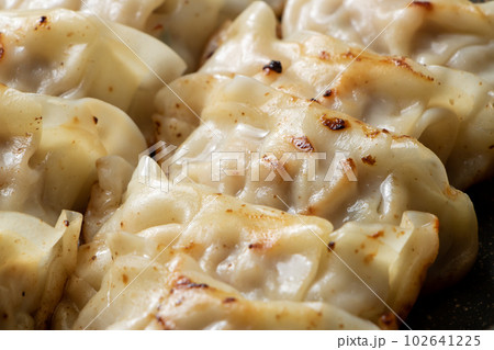 焼き餃子(ぎょうざ)をフライパンで温め直す。 焼き餃子(ぎょうざ)をフライパンで温め直す。 102641225