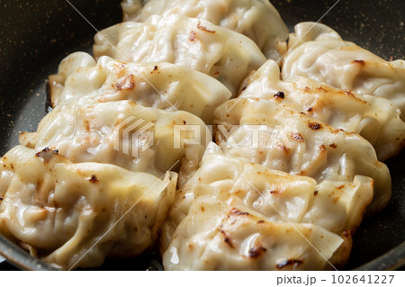 焼き餃子(ぎょうざ)をフライパンで温め直す。 102641227