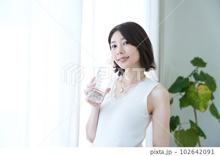 部屋で水を飲む女性 部屋で水を飲む女性 102642091