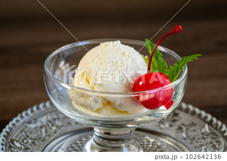 さくらんぼが乗ったバニラアイスクリームのクローズアップ さくらんぼが乗ったバニラアイスクリームのクローズアップ 102642136