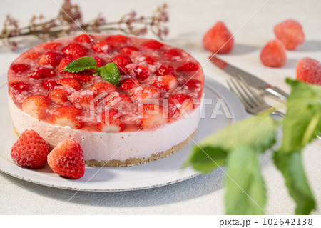 ホールのいちごのレアチーズケーキ ホールのいちごのレアチーズケーキ 102642138