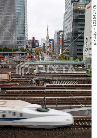 東京タワーを横目に走る「東海道新幹線N700S系」 東京タワーを横目に走る「東海道新幹線N700S系」 102642776