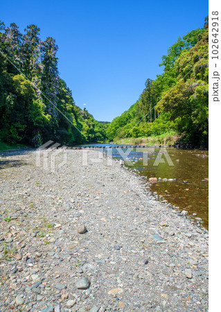 嵐山渓谷 飛び石橋 槻川 新緑の風景 武蔵の小京都 嵐山渓谷 飛び石橋 槻川 新緑の風景 武蔵の小京都 102642918