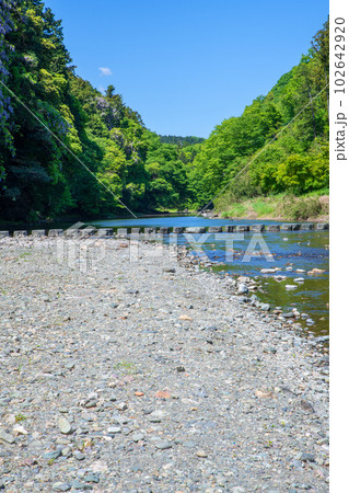 嵐山渓谷 飛び石橋 槻川 新緑の風景 武蔵の小京都 嵐山渓谷 飛び石橋 槻川 新緑の風景 武蔵の小京都 102642920