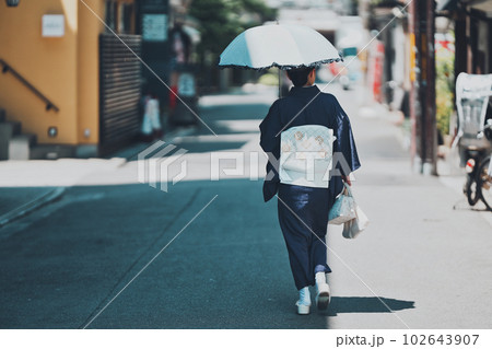 日傘をさして歩く着物女性 日傘をさして歩く着物女性 102643907