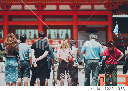 観光客の後姿 インバウンドイメージ 102644378