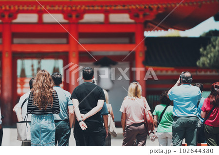 観光客の後姿 インバウンドイメージ 観光客の後姿 インバウンドイメージ 102644380