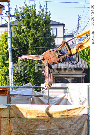 住宅取壊しに使う重機が怪獣の手のように見える 102645430